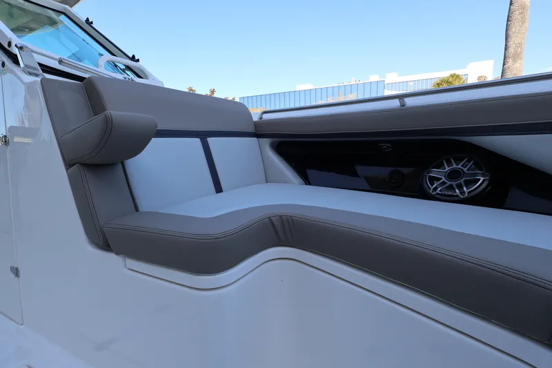 Slide: The Image of Boston Whaler 330 Vantage 2026 - 38