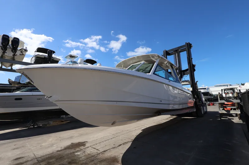 Slide: The Image of Boston Whaler 330 Vantage 2026 - 4