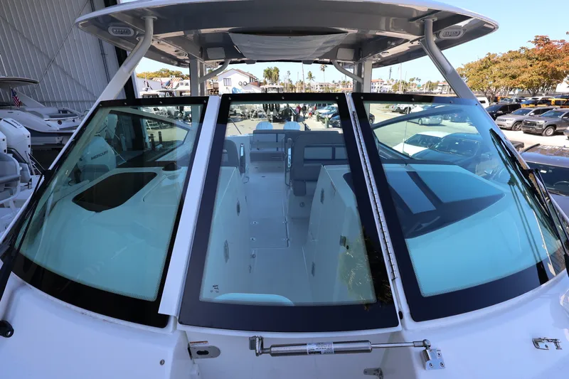 Slide: The Image of Boston Whaler 330 Vantage 2026 - 43