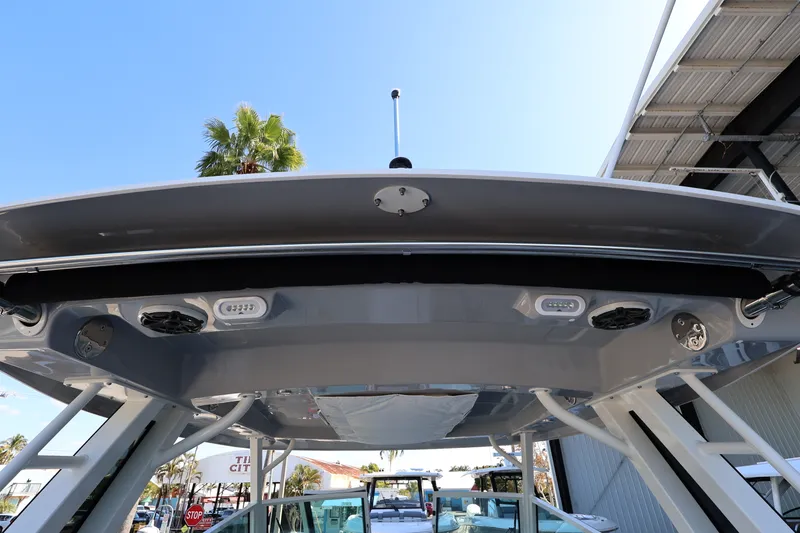 Slide: The Image of Boston Whaler 330 Vantage 2026 - 44