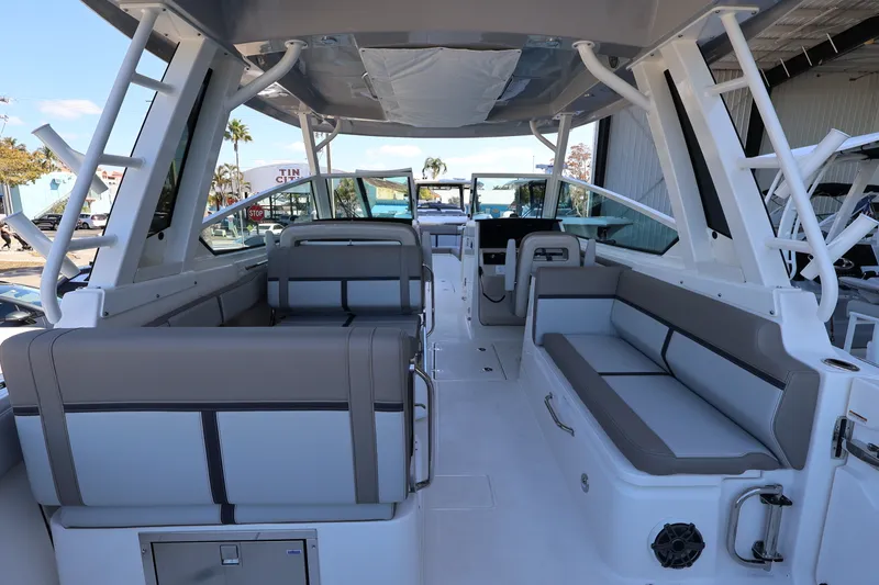 Slide: The Image of Boston Whaler 330 Vantage 2026 - 45