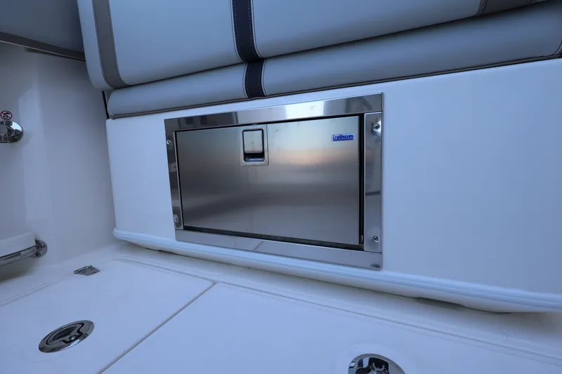 Slide: The Image of Boston Whaler 330 Vantage 2026 - 46