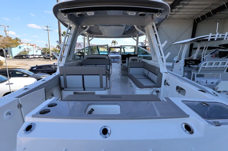 Slide: The Image of Boston Whaler 330 Vantage 2026 - 8