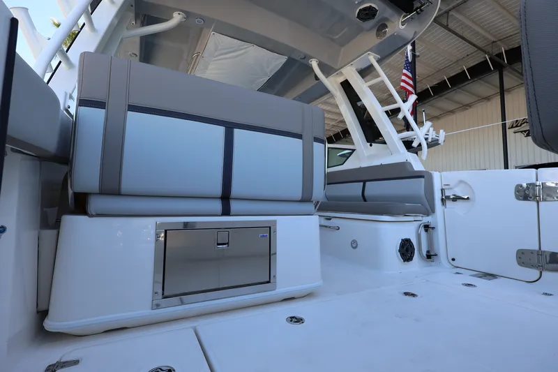 Slide: The Image of Boston Whaler 330 Vantage 2026 - 9