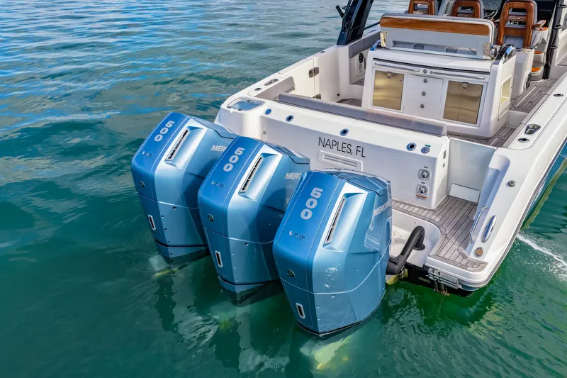 Slide: The Image of Boston Whaler 420 OUTRAGE 2023 - 12