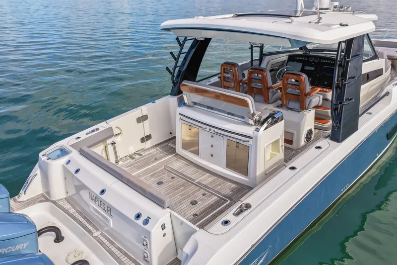 Slide: The Image of Boston Whaler 420 OUTRAGE 2023 - 13