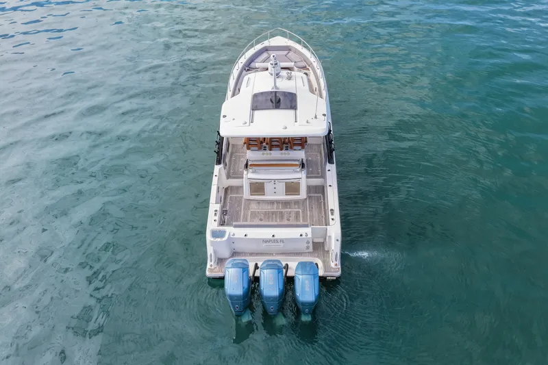 Slide: The Image of Boston Whaler 420 OUTRAGE 2023 - 15