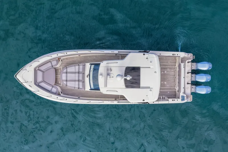 Slide: The Image of Boston Whaler 420 OUTRAGE 2023 - 16