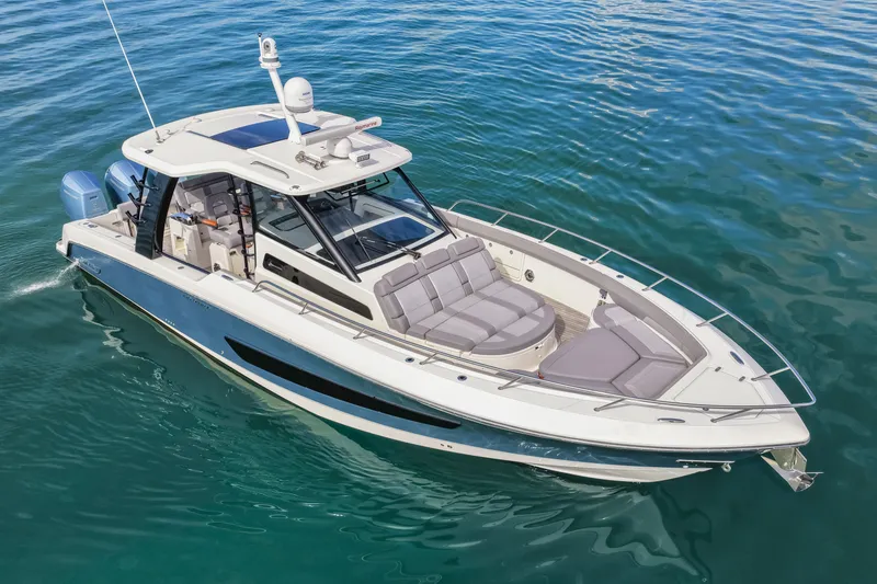 Slide: The Image of Boston Whaler 420 OUTRAGE 2023 - 20