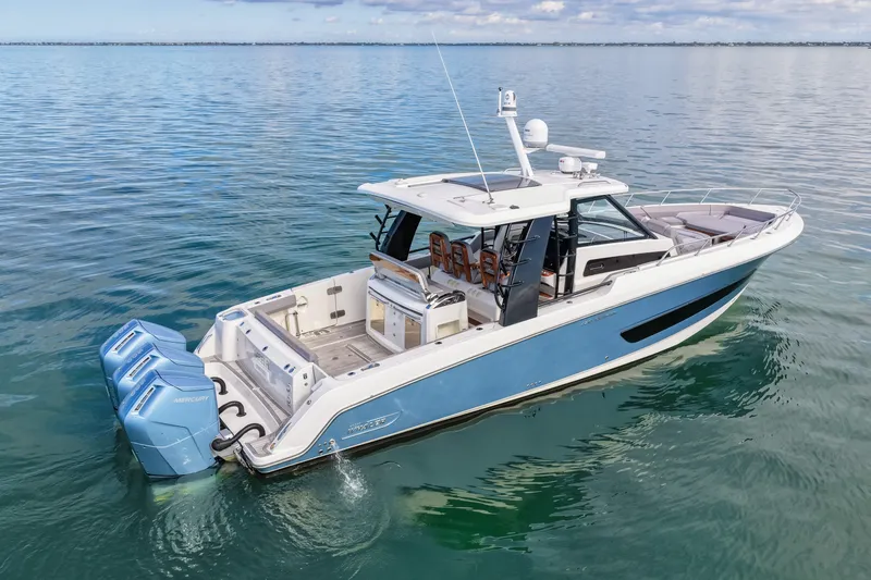 Slide: The Image of Boston Whaler 420 OUTRAGE 2023 - 23