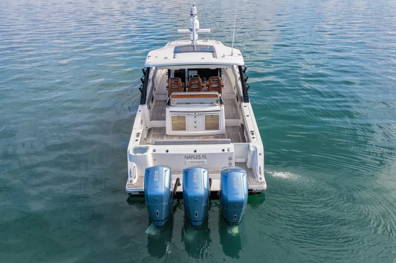 Slide: The Image of Boston Whaler 420 OUTRAGE 2023 - 25