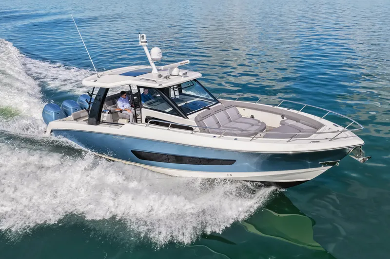 Slide: The Image of Boston Whaler 420 OUTRAGE 2023 - 29
