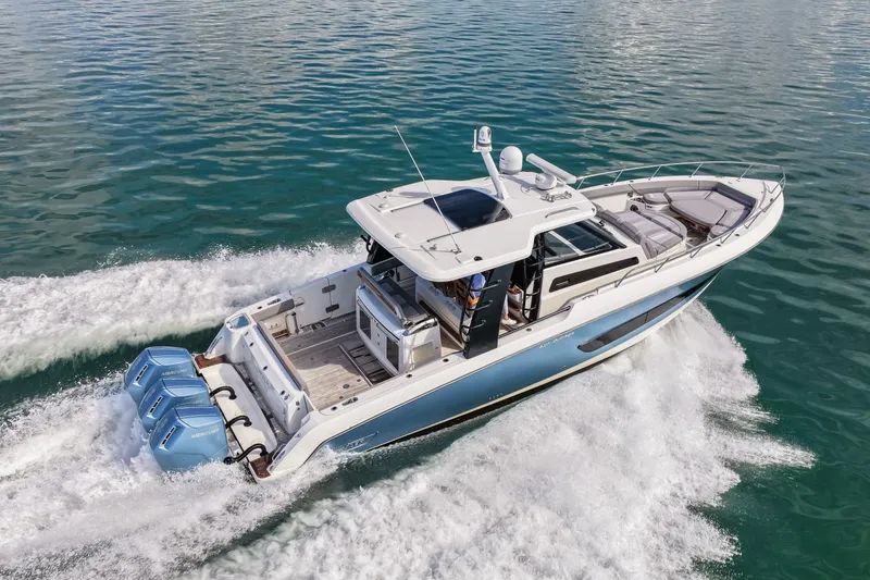 Slide: The Image of Boston Whaler 420 OUTRAGE 2023 - 33