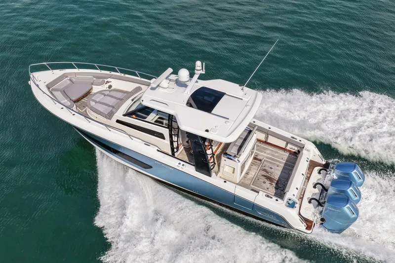 Slide: The Image of Boston Whaler 420 OUTRAGE 2023 - 50