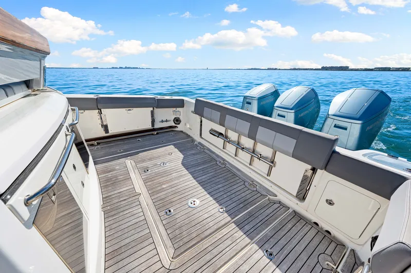 Slide: The Image of Boston Whaler 420 OUTRAGE 2023 - 58