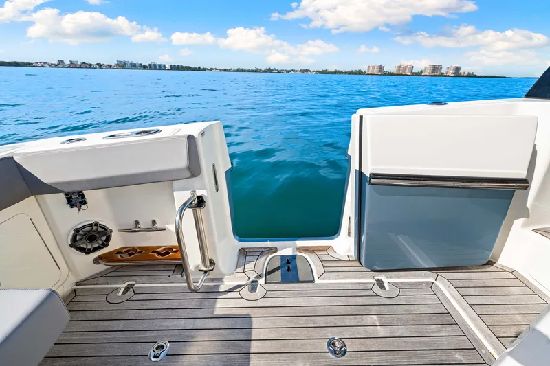 Slide: The Image of Boston Whaler 420 OUTRAGE 2023 - 60