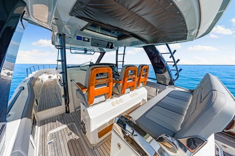 Slide: The Image of Boston Whaler 420 OUTRAGE 2023 - 64