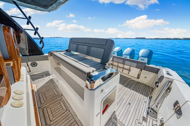 Slide: The Image of Boston Whaler 420 OUTRAGE 2023 - 67