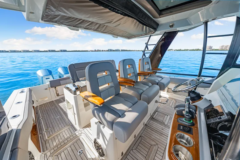 Slide: The Image of Boston Whaler 420 OUTRAGE 2023 - 68