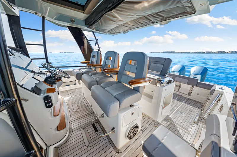 Slide: The Image of Boston Whaler 420 OUTRAGE 2023 - 69