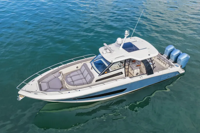 Slide: The Image of Boston Whaler 420 OUTRAGE 2023 - 7