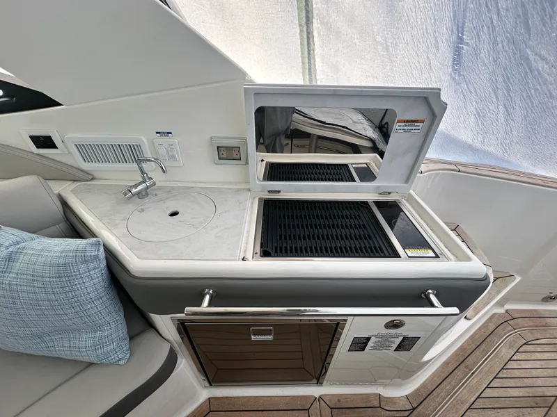 Slide: The Image of Sea Ray 320 SUNDANCER OUTBOARD 2024 - 10