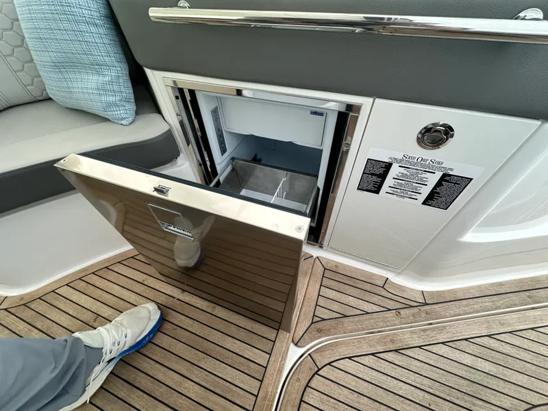 Slide: The Image of Sea Ray 320 SUNDANCER OUTBOARD 2024 - 11