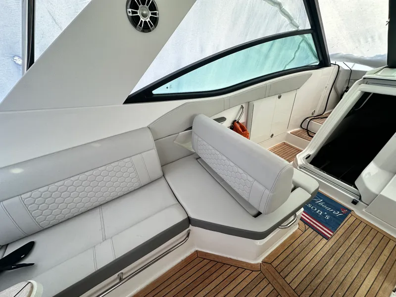 Slide: The Image of Sea Ray 320 SUNDANCER OUTBOARD 2024 - 13