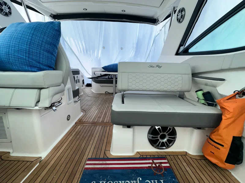 Slide: The Image of Sea Ray 320 SUNDANCER OUTBOARD 2024 - 17