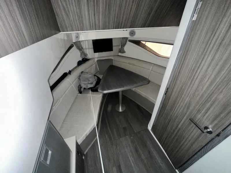 Slide: The Image of Sea Ray 320 SUNDANCER OUTBOARD 2024 - 21