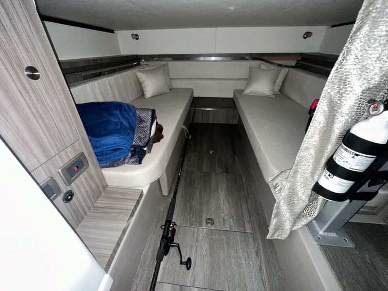 Slide: The Image of Sea Ray 320 SUNDANCER OUTBOARD 2024 - 23