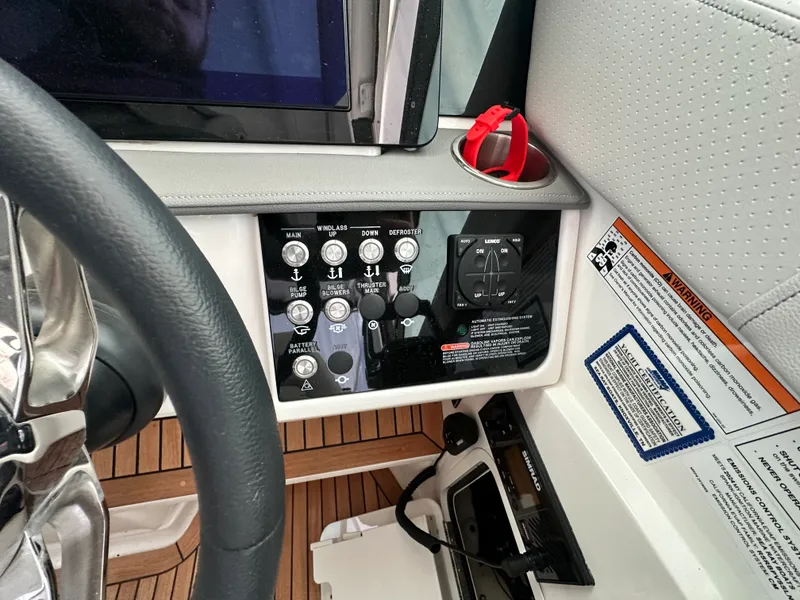 Slide: The Image of Sea Ray 320 SUNDANCER OUTBOARD 2024 - 8
