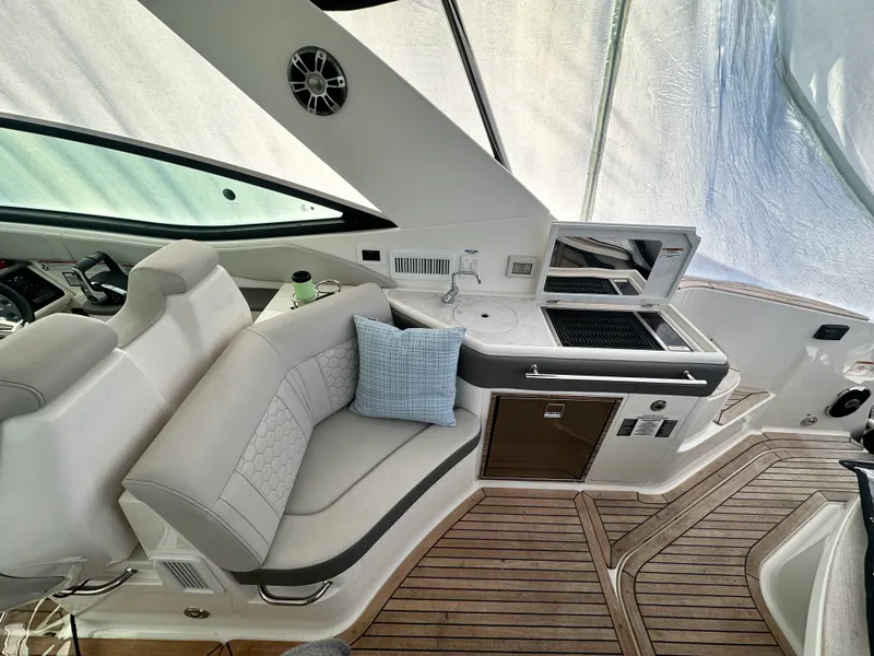 Slide: The Image of Sea Ray 320 SUNDANCER OUTBOARD 2024 - 9