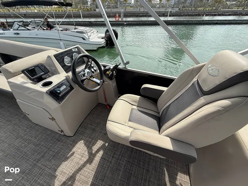 Slide: The Image of Comfortable Captain's Chair - 15283795