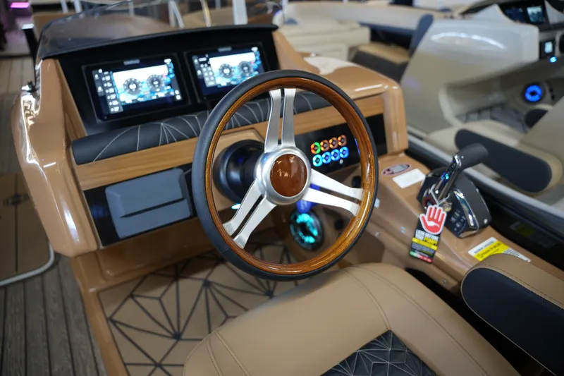 Slide: The Image of Harris Grand Mariner 250 2026 - 24