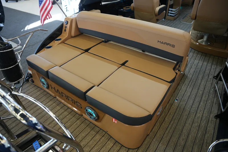 Slide: The Image of Harris Grand Mariner 250 2026 - 28