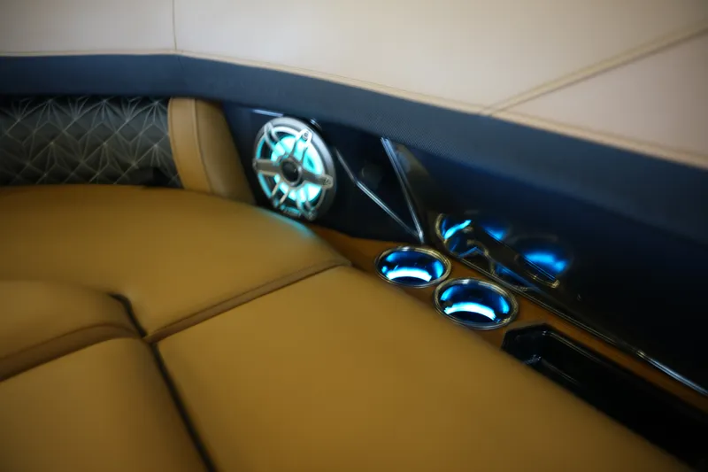 Slide: The Image of Harris Grand Mariner 250 2026 - 40