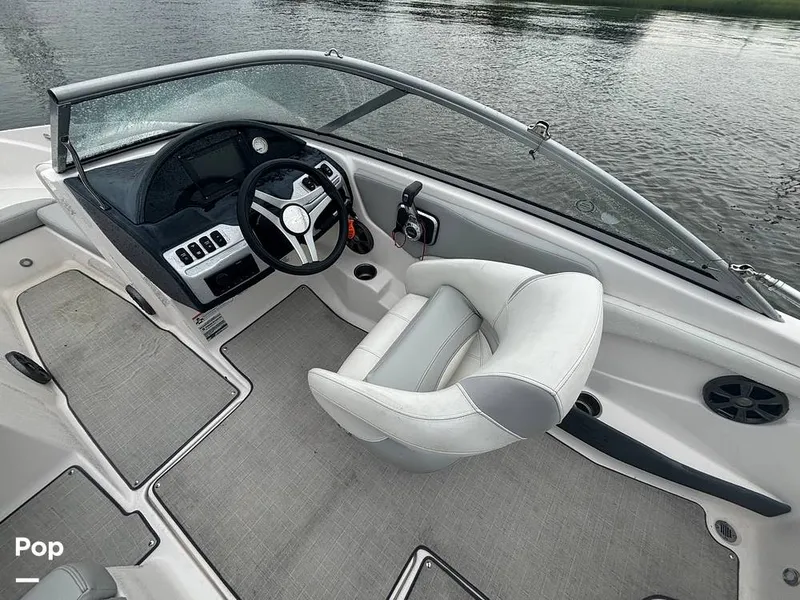 Slide: The Image of Regal 1900 ES 2021 - 15647682