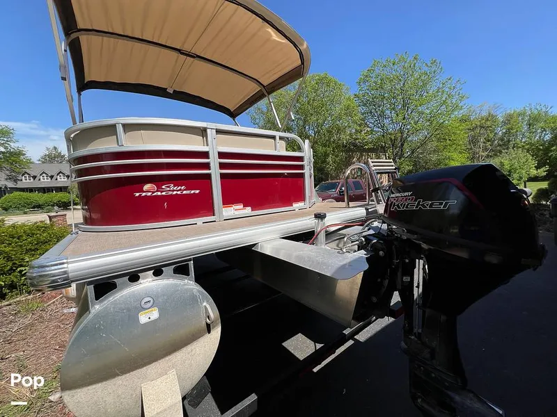 Slide: The Image of Sun Tracker Party Barge 20 DLX 2023 - 15472566