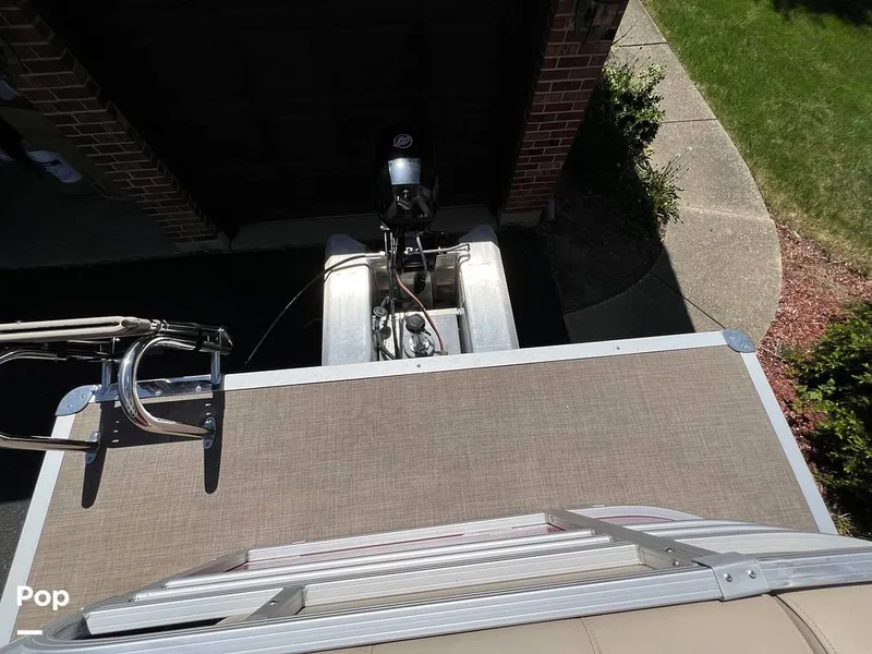 Slide: The Image of Sun Tracker Party Barge 20 DLX 2023 - 15472651