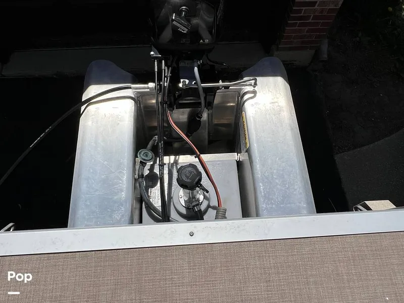 Slide: The Image of Sun Tracker Party Barge 20 DLX 2023 - 15472652