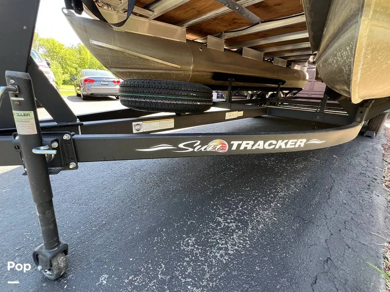 Slide: The Image of Sun Tracker Party Barge 20 DLX 2023 - 15472693
