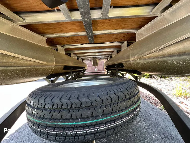 Slide: The Image of Sun Tracker Party Barge 20 DLX 2023 - 15472717