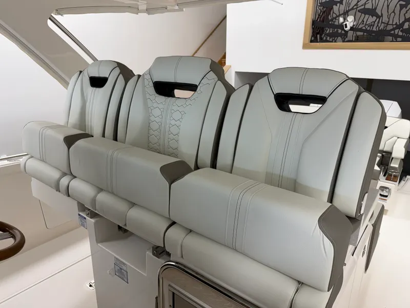 Slide: The Image of Tiara 34 LS 2023 - 10