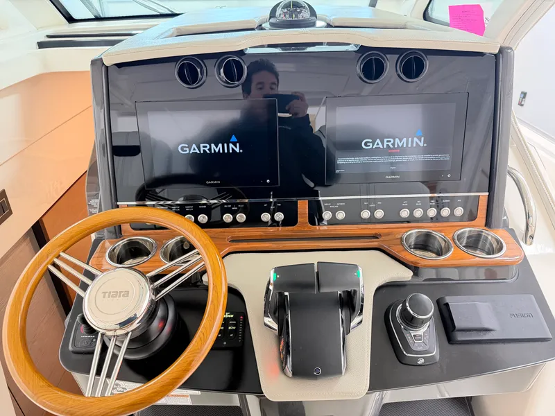 Slide: The Image of Tiara 34 LS 2023 - 12