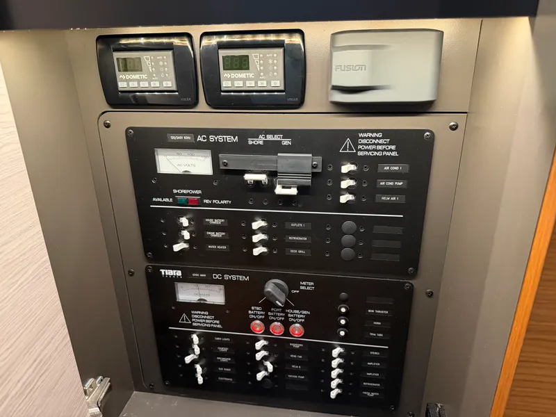 Slide: The Image of Tiara 34 LS 2023 - 34