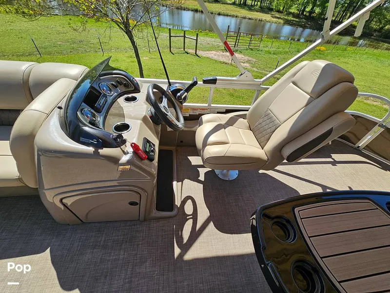 Slide: The Image of Sun Tracker SF 22 DLX 2023 - 15331475