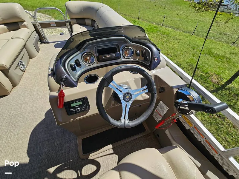 Slide: The Image of Sun Tracker SF 22 DLX 2023 - 15331476