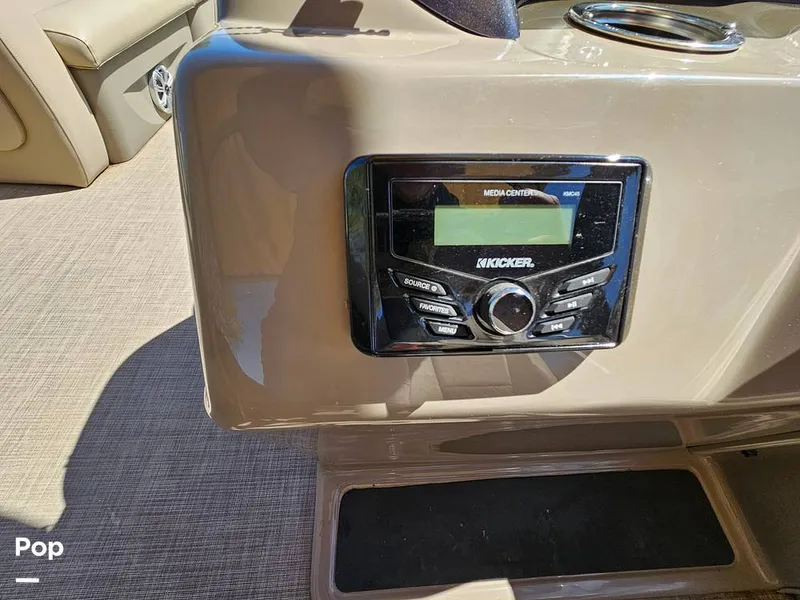 Slide: The Image of Sun Tracker SF 22 DLX 2023 - 15331479