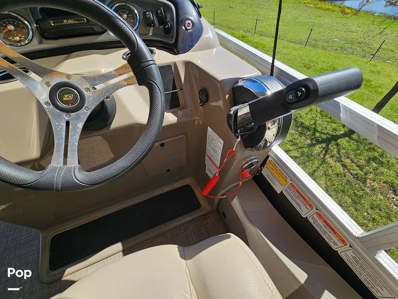 Slide: The Image of Sun Tracker SF 22 DLX 2023 - 15331480